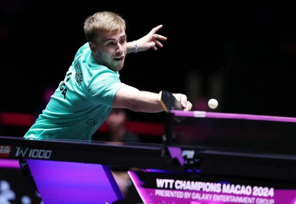 下尝试挥拍 下尝试挥拍